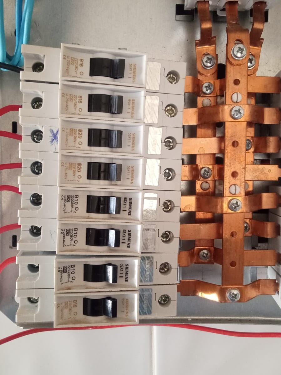 Quadro elétrico com disjuntores durante manutenção